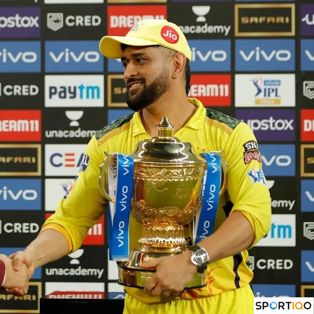 MS Dhoni with the Indian Premier League trophy. (Credits: Twitter/@TrendsDhoni) 