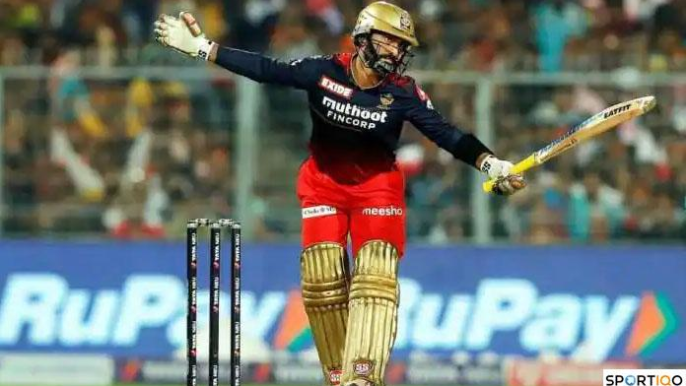 Dinesh Karthik celebrating his innings