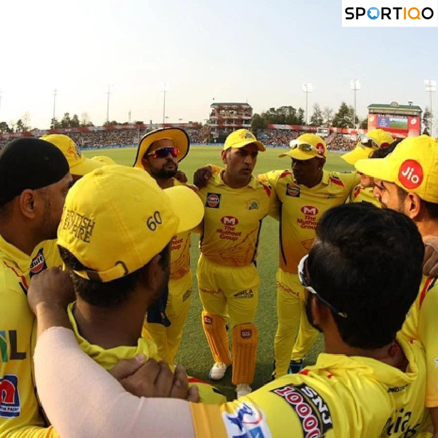 MS Dhoni giving pep talk in CSK team hurdle.