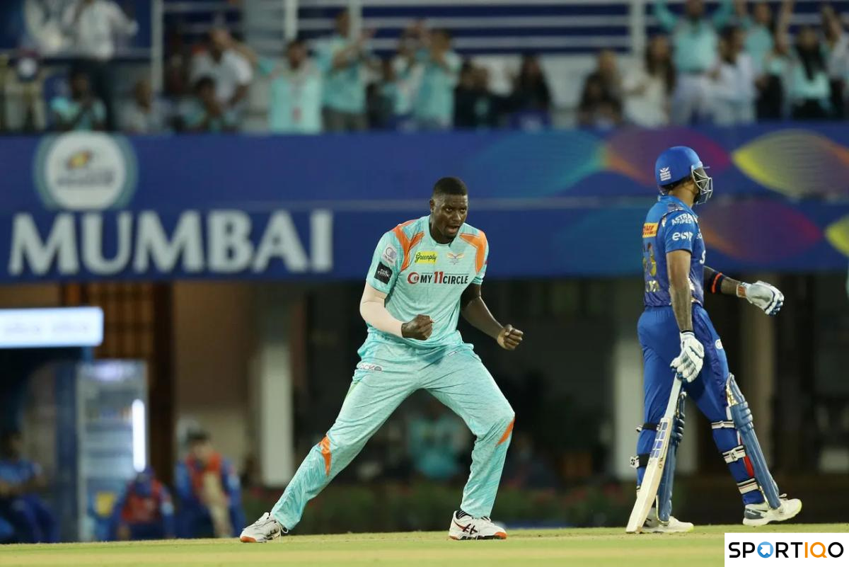  Jason Holder celebrating a wicket against MI in IPL 2022.