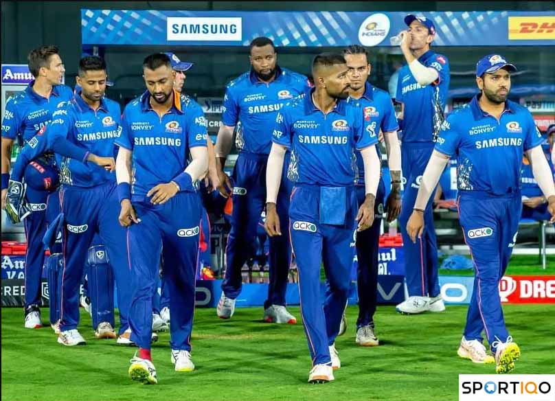  Mumbai Indians players walking into the ground for fielding.