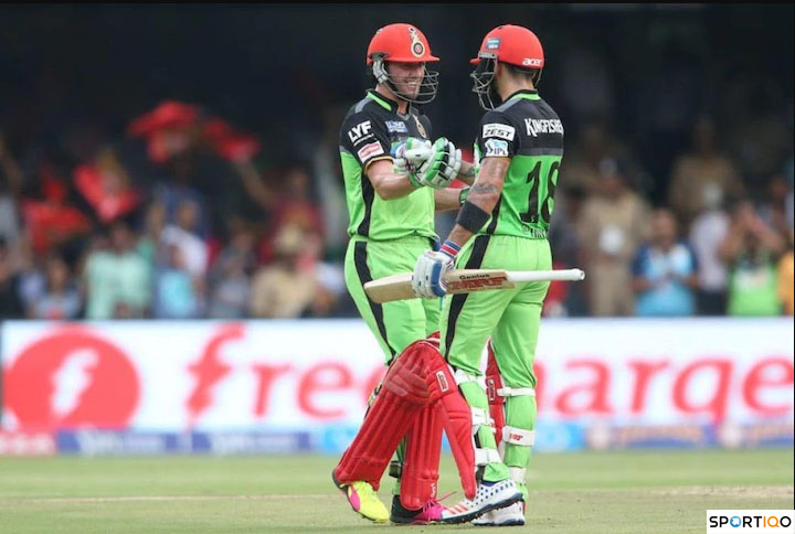 Virat and AB De Villiers shaking hands