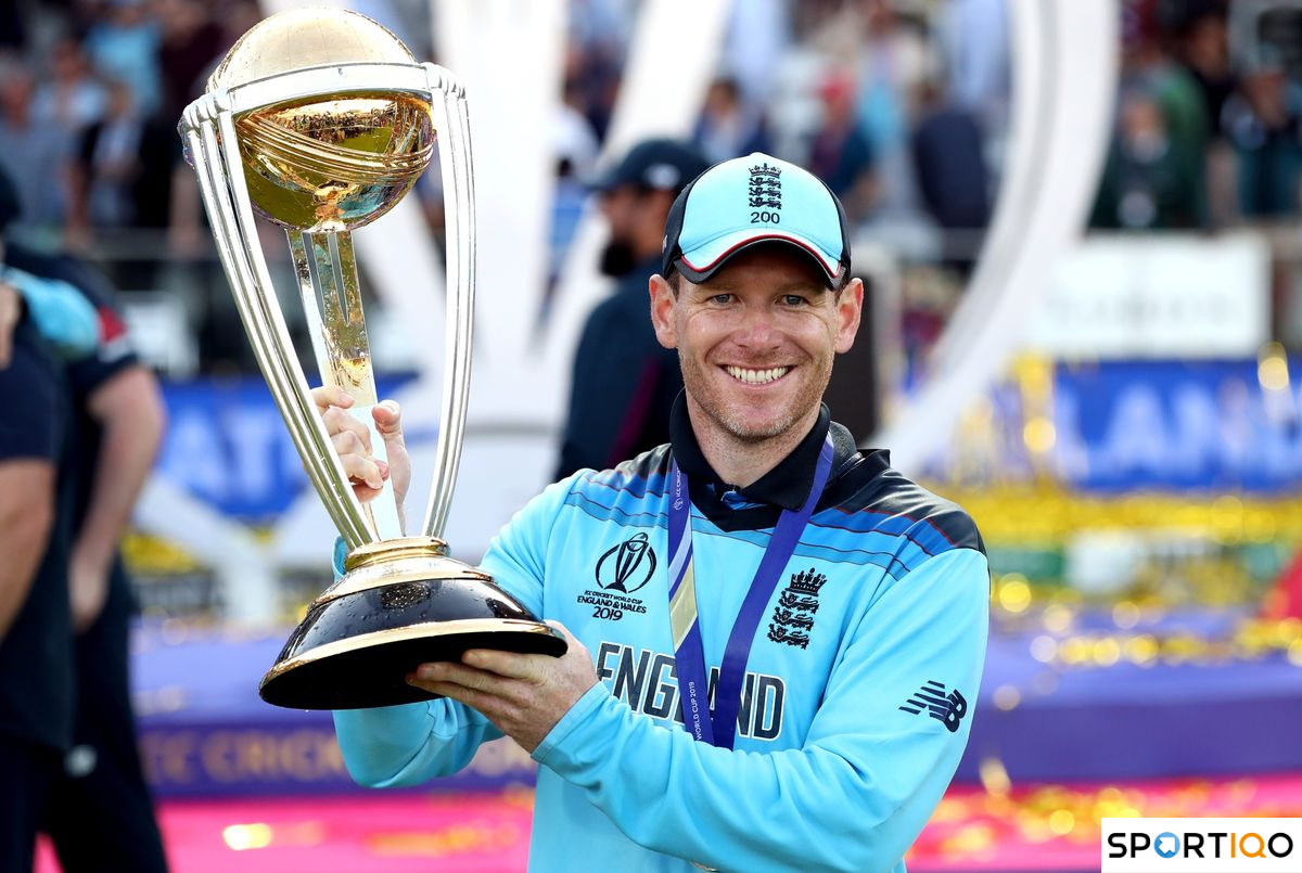  Eoin Morgan holding the 2019 World Cup trophy