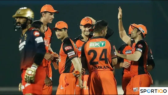 SRH celebrating falling wickets of RCB