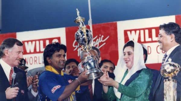 Ranatunga receiving the World Cup trophy from Benazir Bhutto